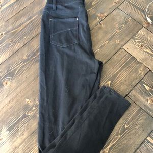 Black straight leg jeggings perfect for fall and boot wearing! 🖤